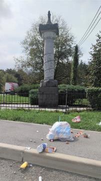 Smeti pred Plečnikovim spomenikom NOB